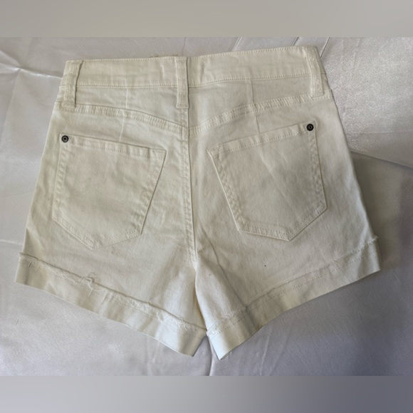 Altar'd State NWT White High-Rise Button Front Denim Shorts - Picture 2 of 4
